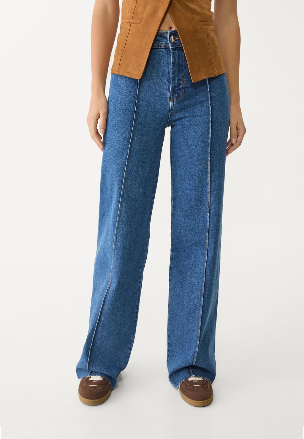 Minimalistische Jeans mit Ziernähten