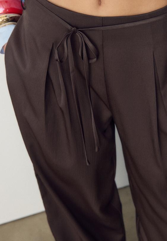 pantalon fluido efecto arrugado lazo