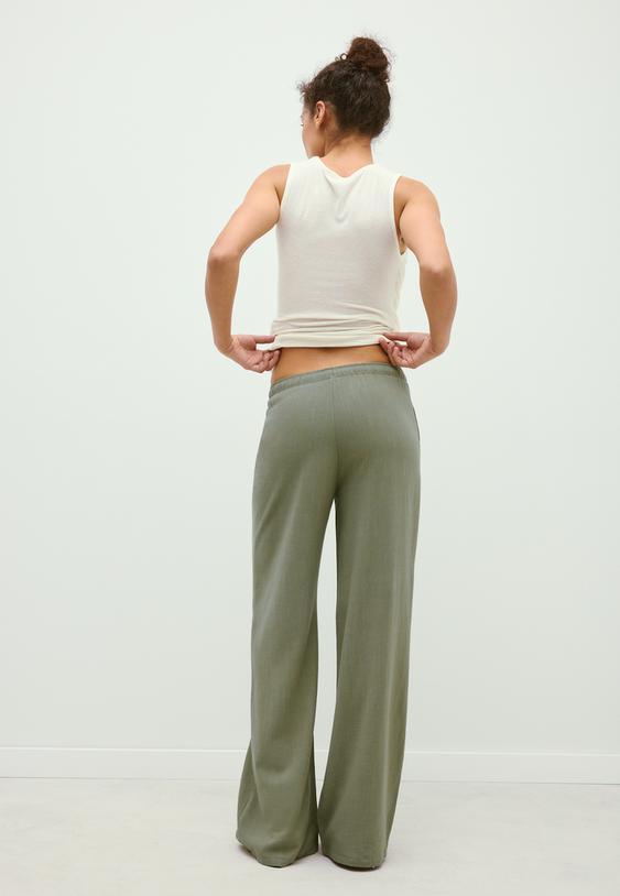 pantaloni fluidi effetto lino