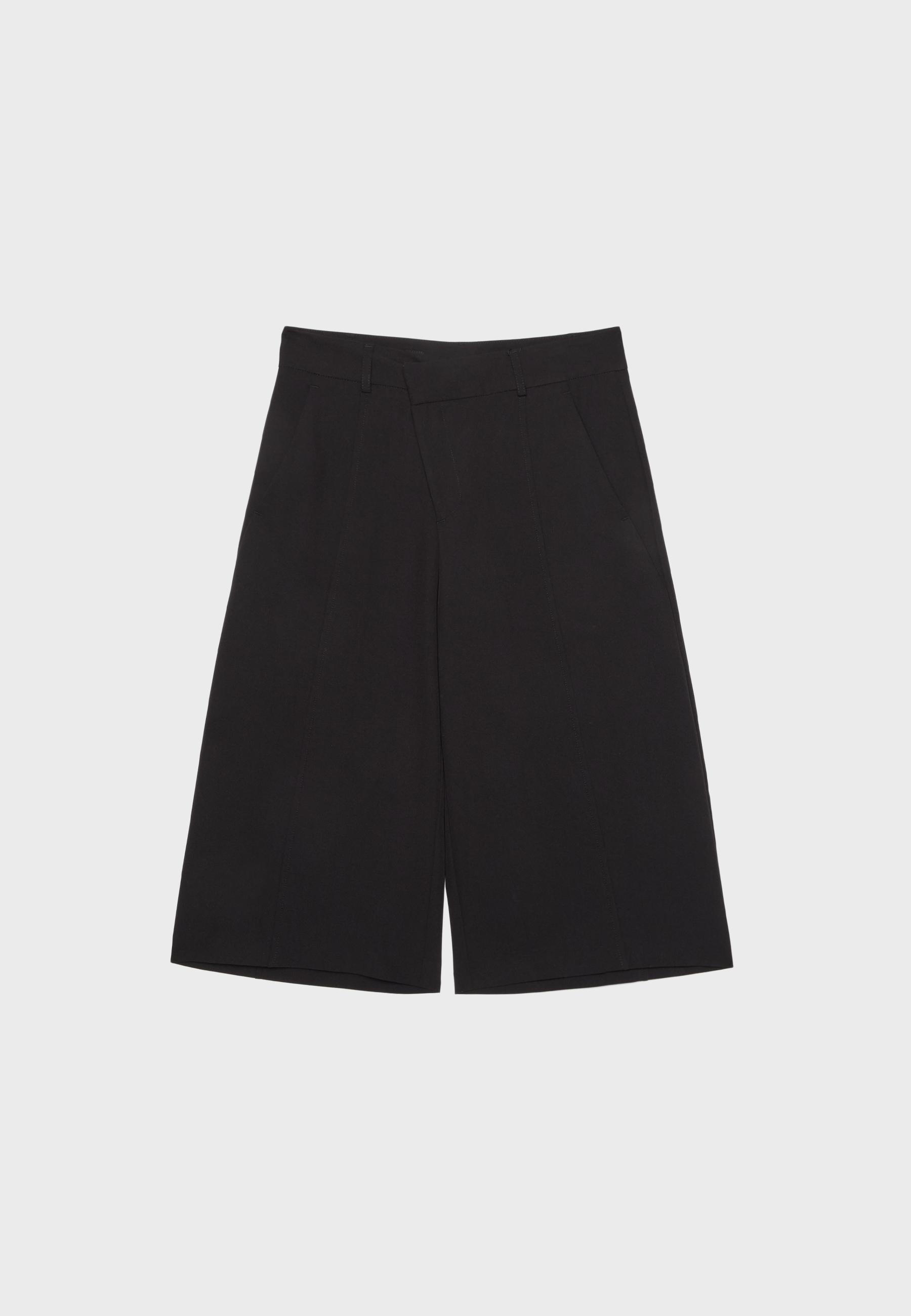 Crossed-waist smart Bermuda shorts — Black