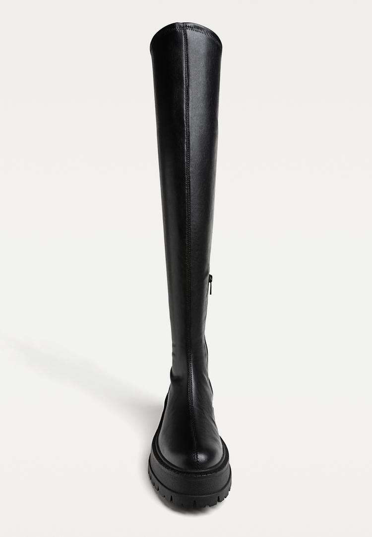 flache-xl-stiefel-in-schwarz-mit-profilsohle