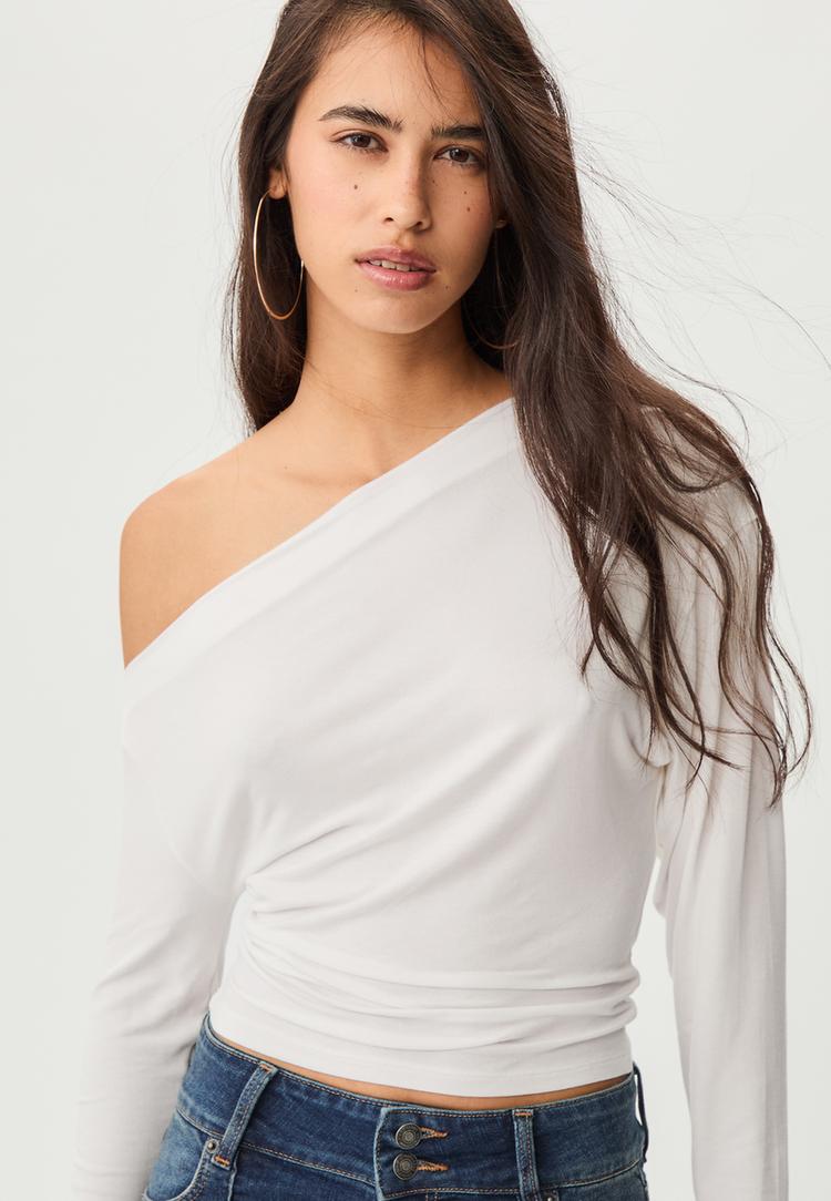 t-shirt-mit-asymmetrischem-kragen