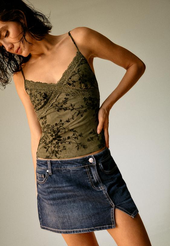 Втален Топ От Флокирана Материя С Дантела