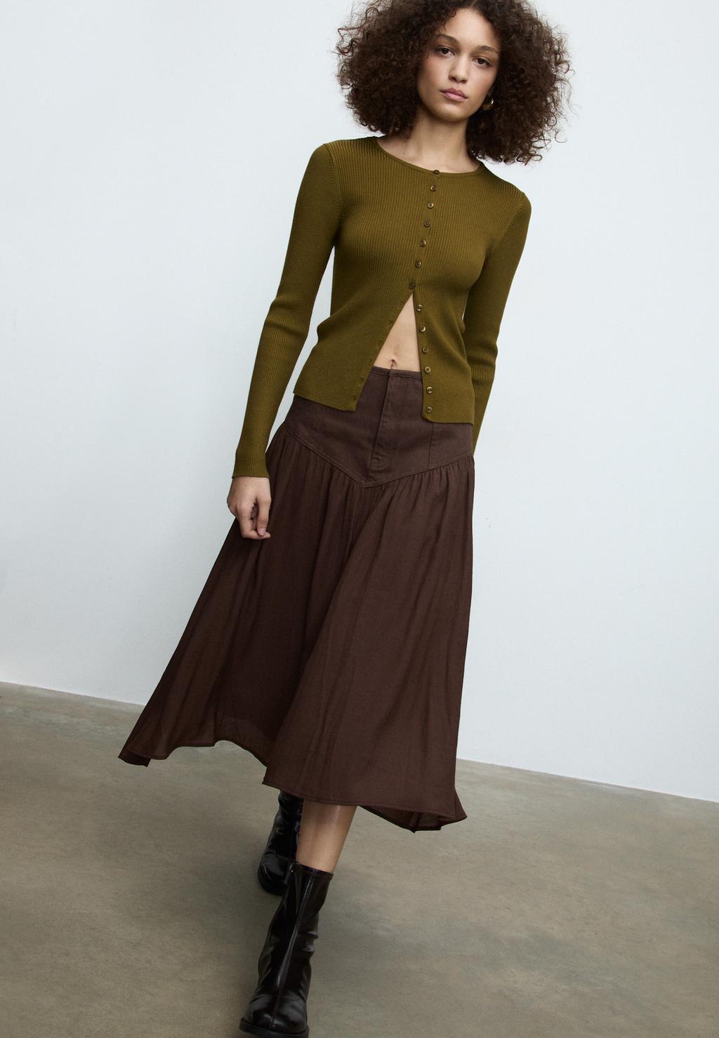 Loose-fitting contrast midi skirt