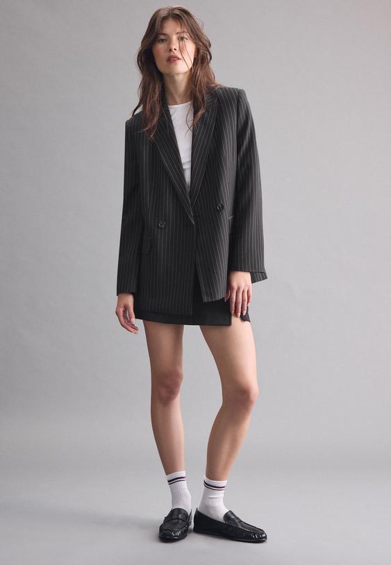 blazer direito com botoes e riscas
