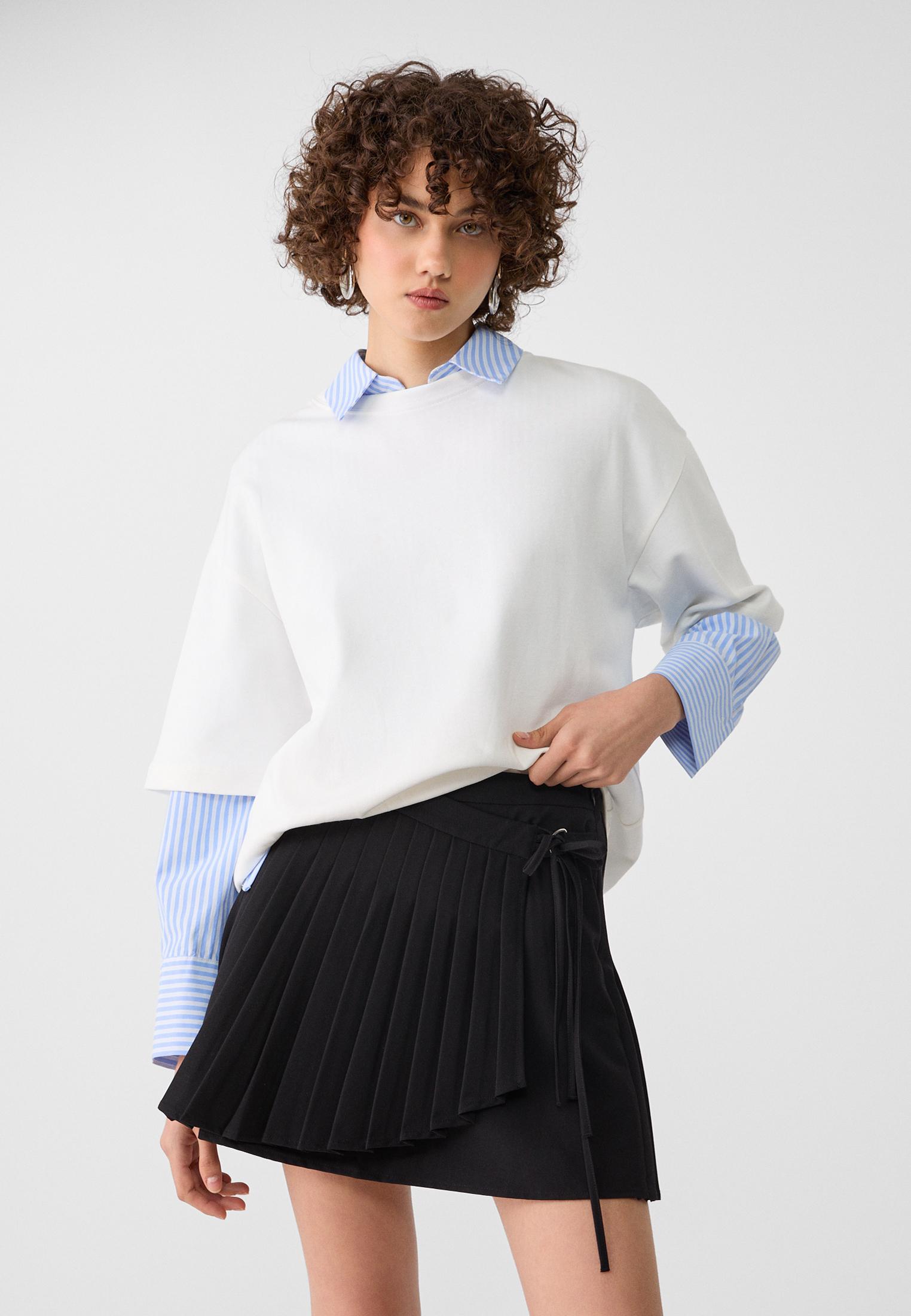 Pleated mini skirt with tie