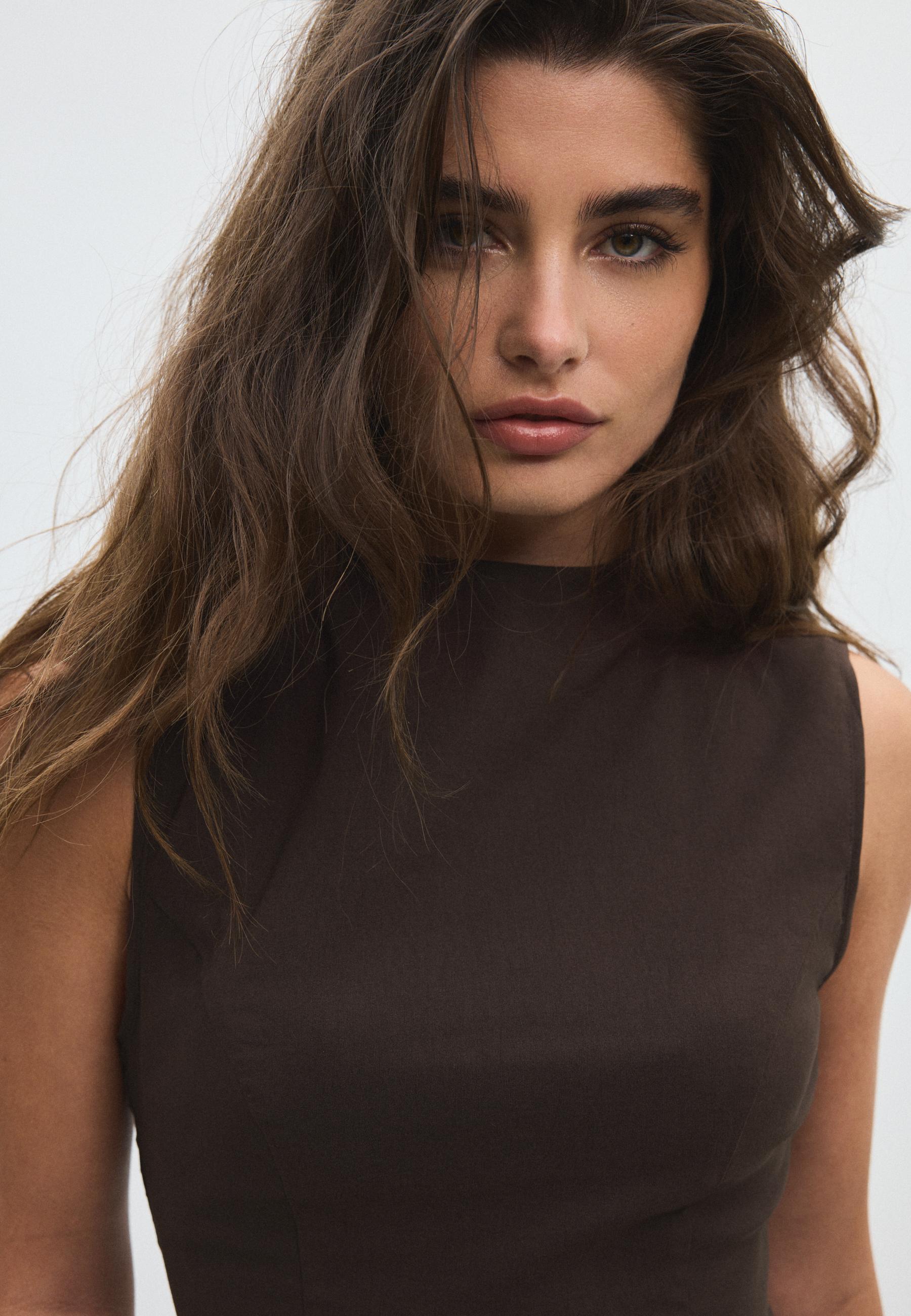 Sleeveless high-neck peplum top — Brown