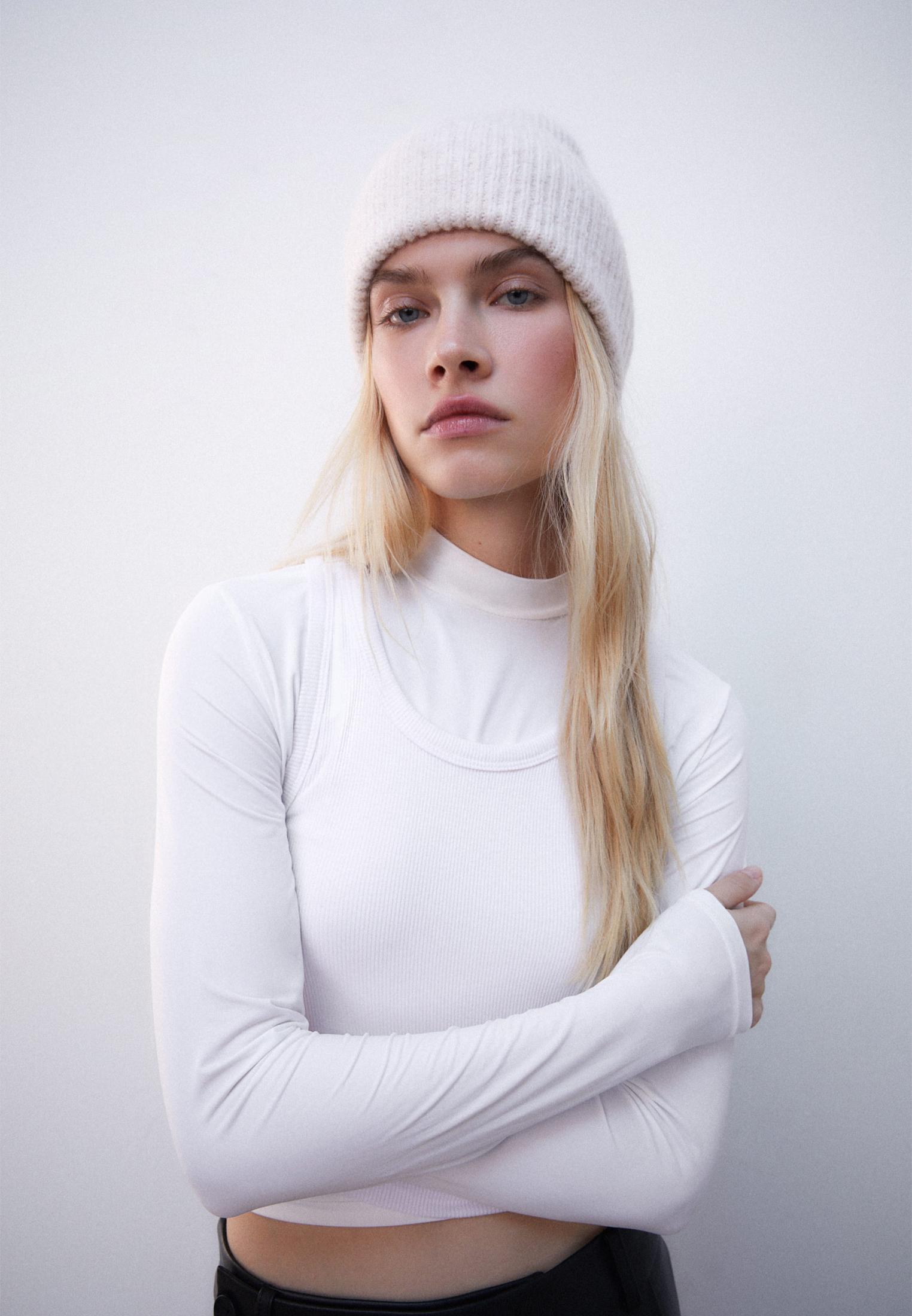 Basic beanie with plaque detail — Ecru