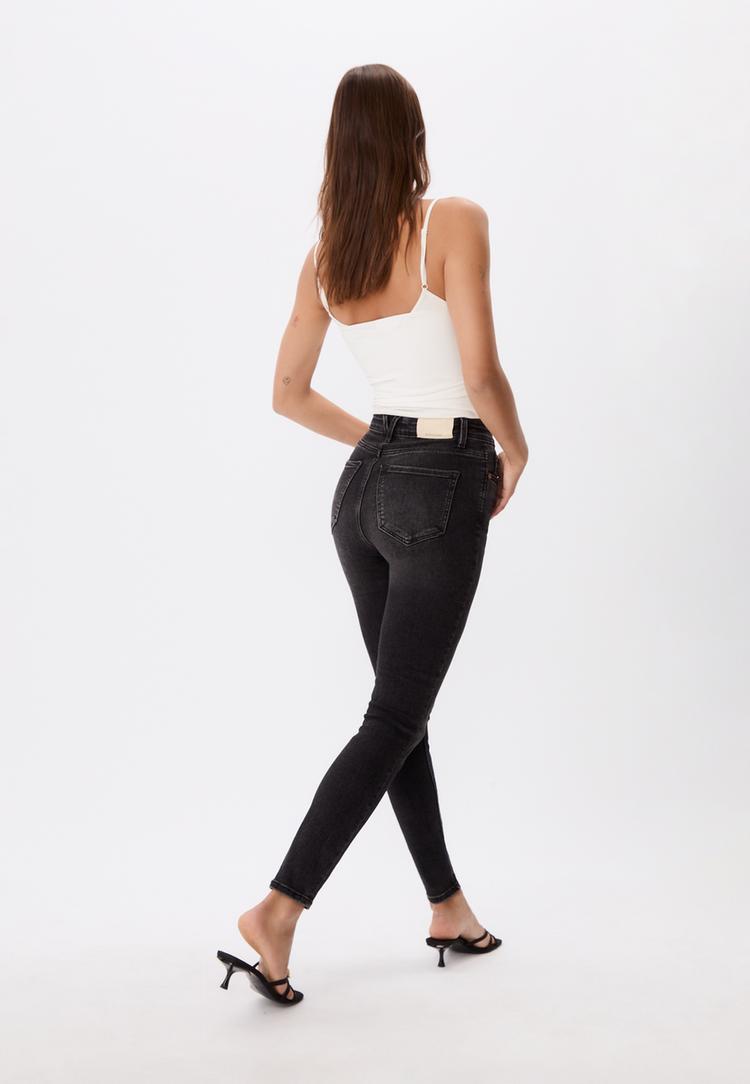 d09-skinny-jeans-mit-sehr-hohem-bund