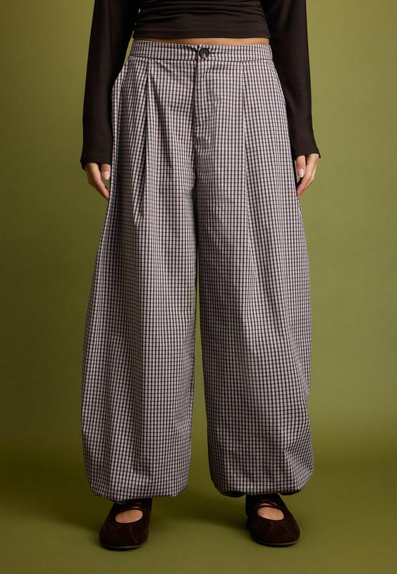 Stradivarius Pantaloni Balloon Fit În Carouri Maro Xs