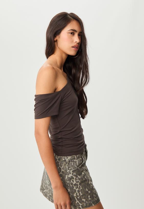 asimetrik yakal tisort