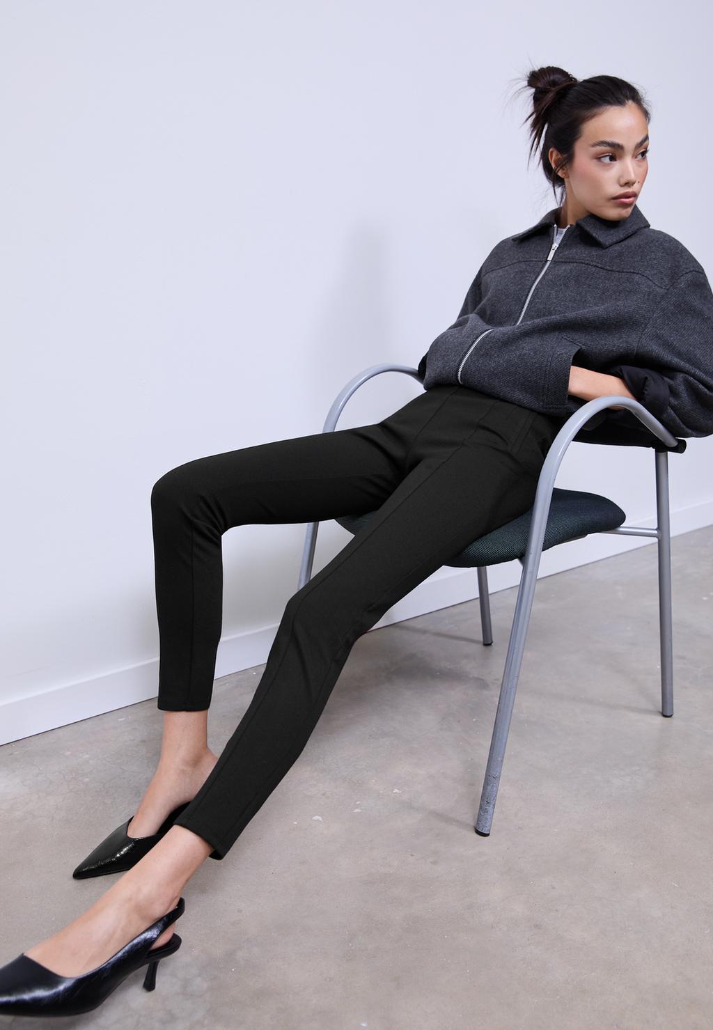 מכנסי טייץ אינטרלוק עם עיטור פתחים