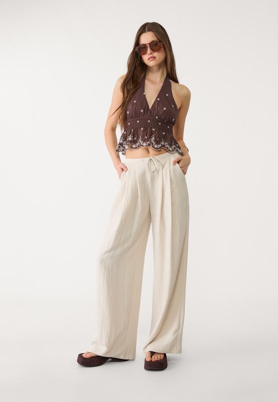 top halter bordado contraste