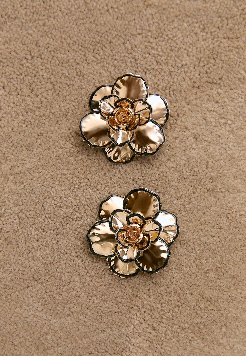 Contrast metal flower earrings