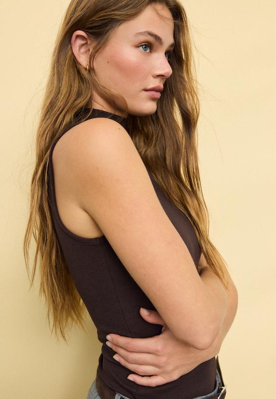 t shirt sem mangas de gola afunilada