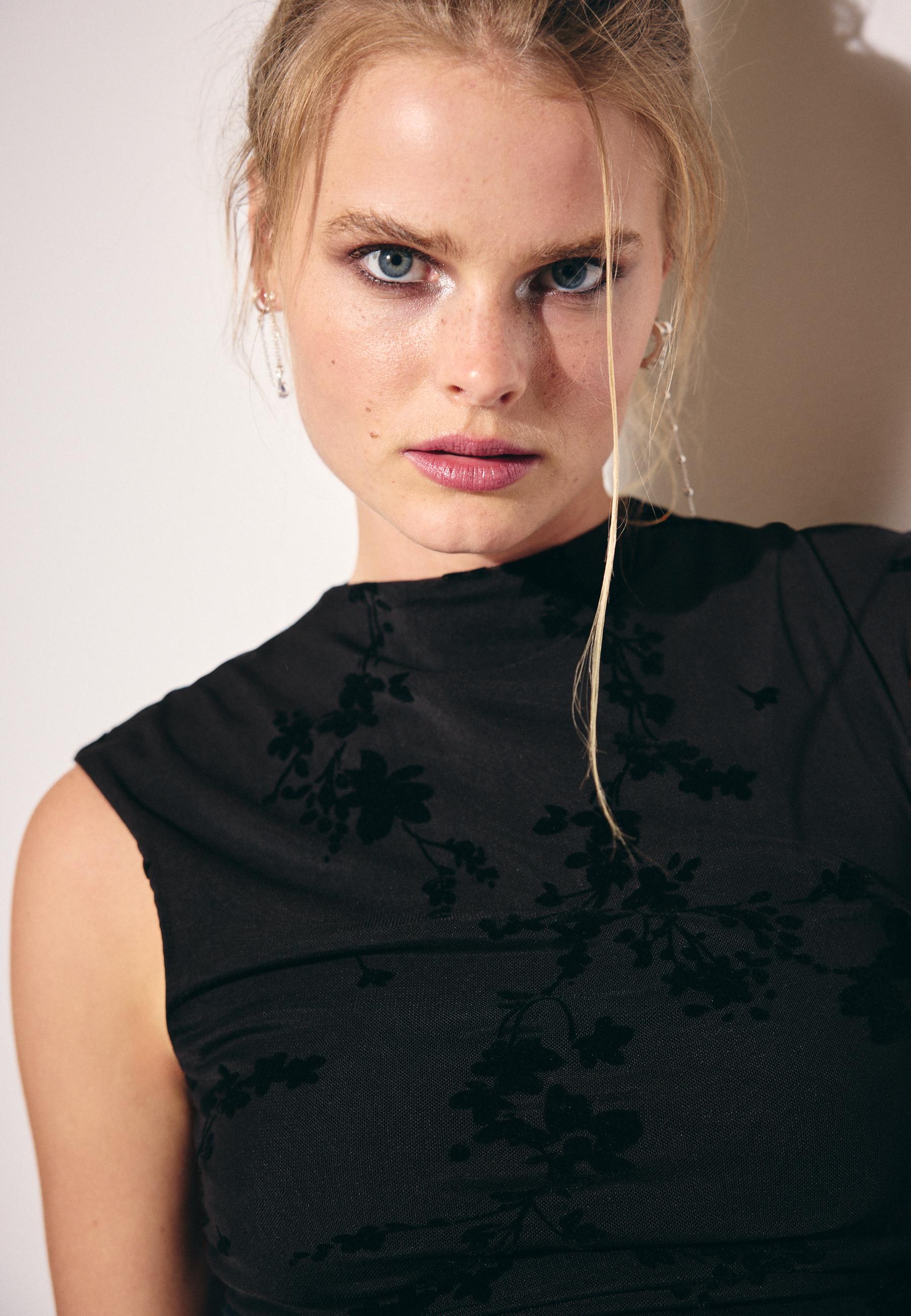 Flocked sleeveless funnel neck T-shirt — Black