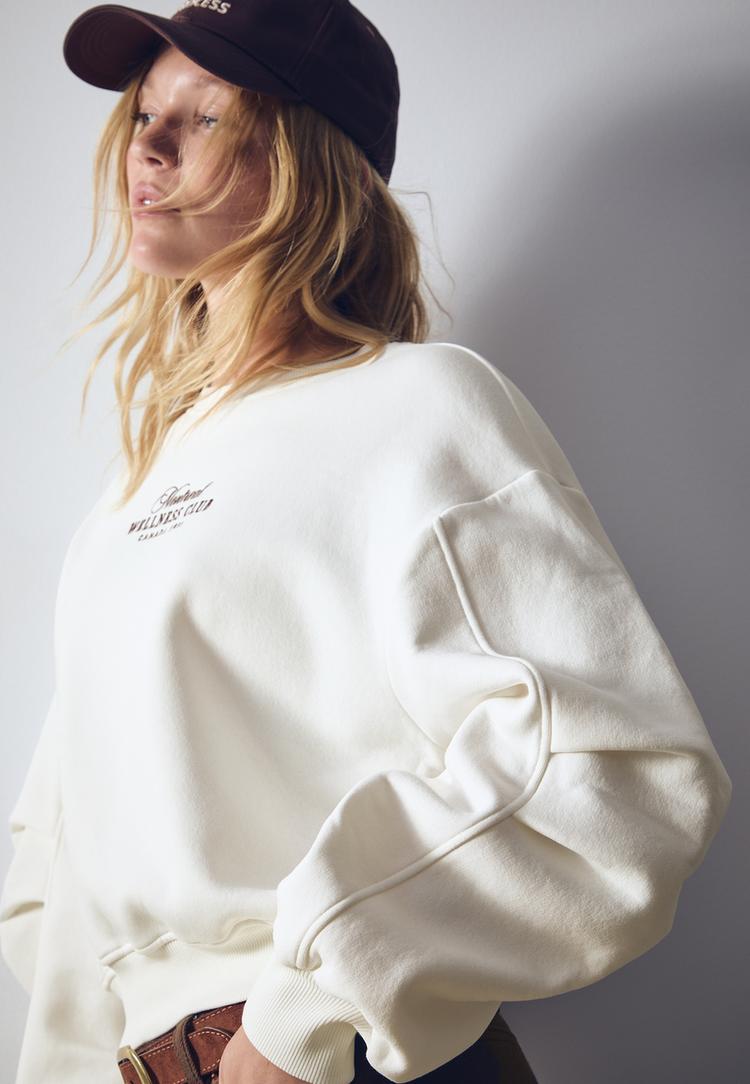 sudadera bordados pinzas mangas