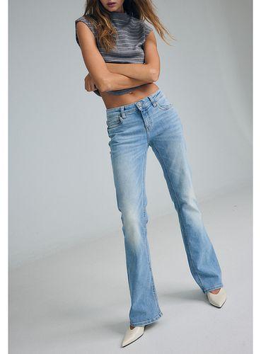 D67 slim fit bootcut jeans — MEDIUM LIGHT BLUE DENIM