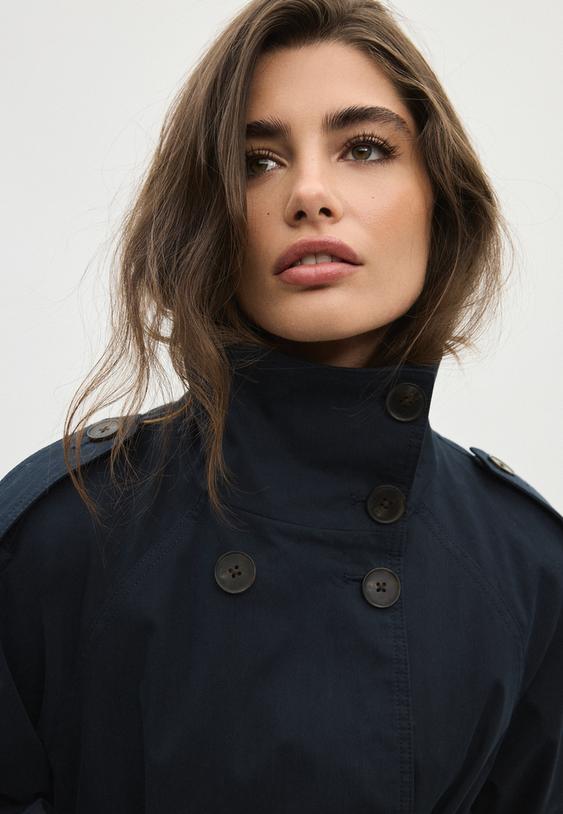 trenchcoat-mit-stehkragen-und-gurtel