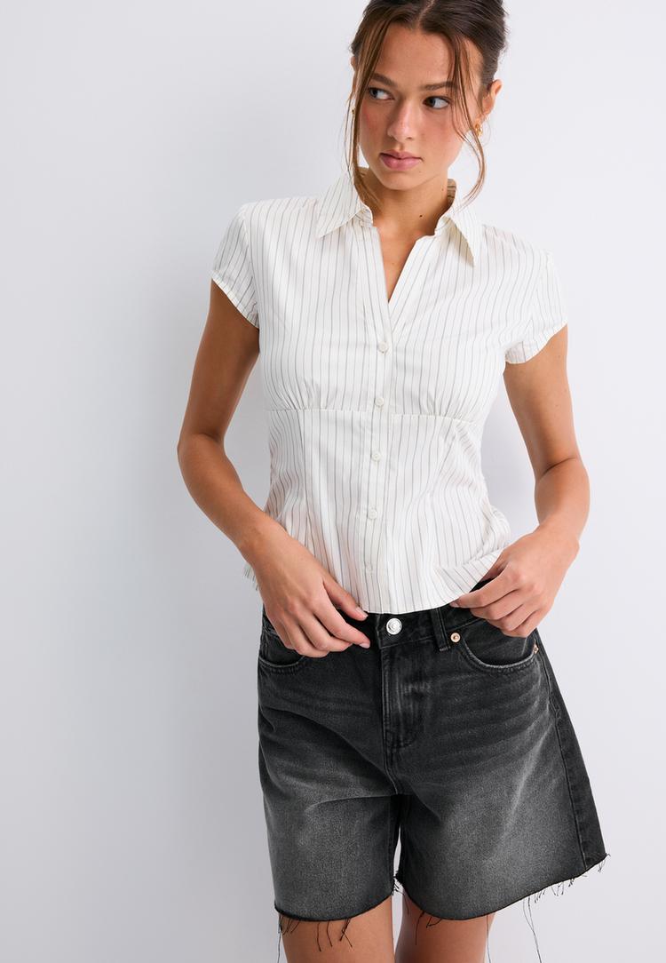 Stradivarius Chemise manches courtes coupée sous la poitrine Écru XS