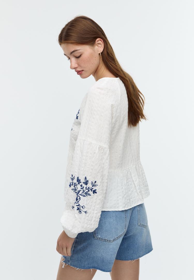 blusa fluida bordados