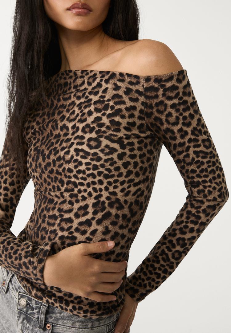camiseta escote asimetrico print