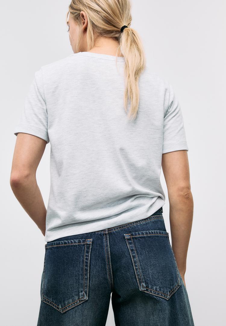 t-shirt-mit-textstickerei