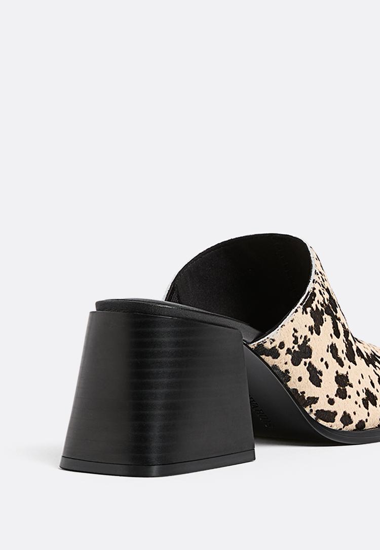 zuecos tacon animal print pelo