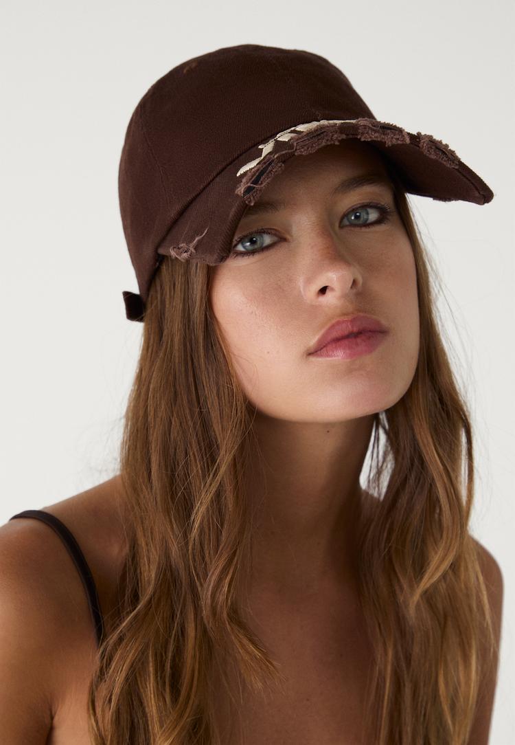 gorra detalle bordado