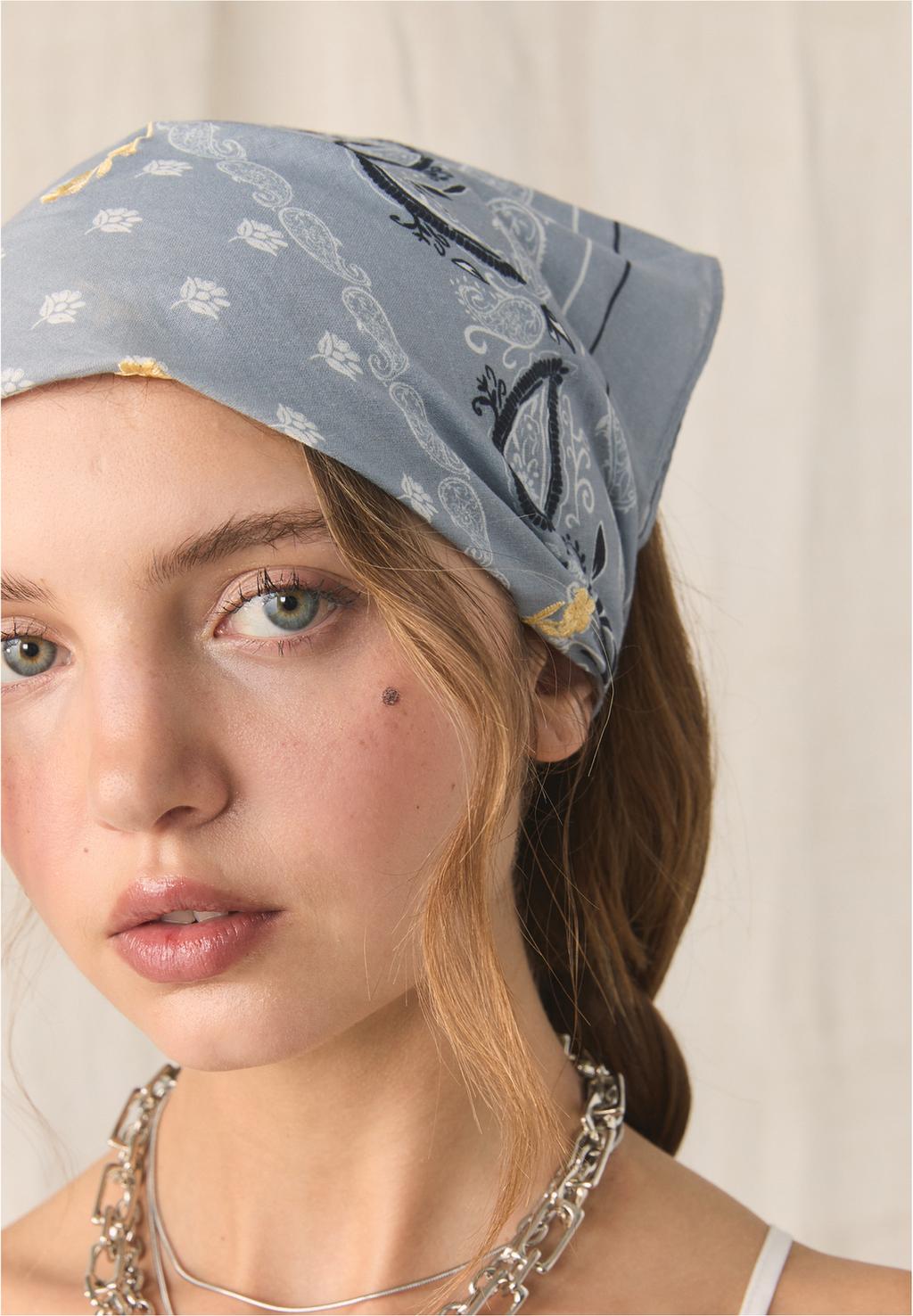 Bandana imprimé avec broderies