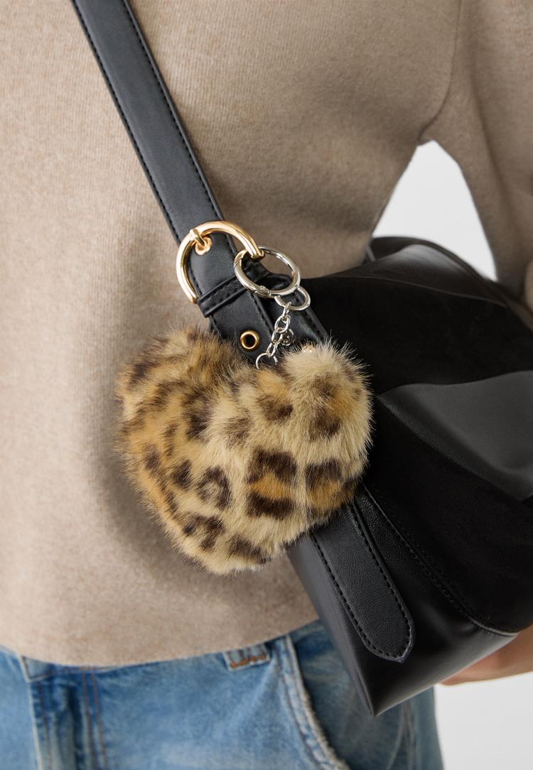 charm con cuore in pelliccia sintetica
