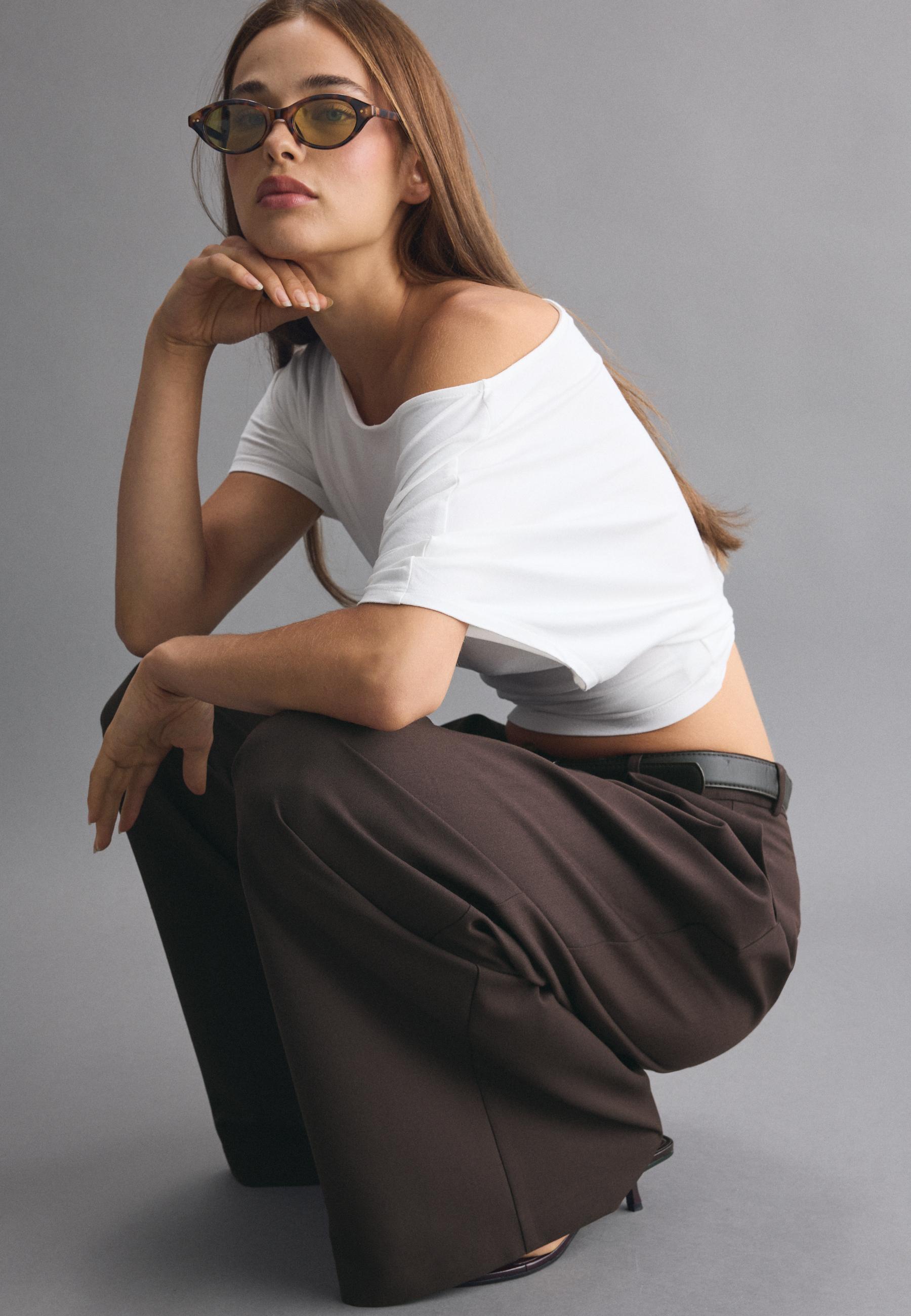 Wide-leg darted trousers with belt — Brown