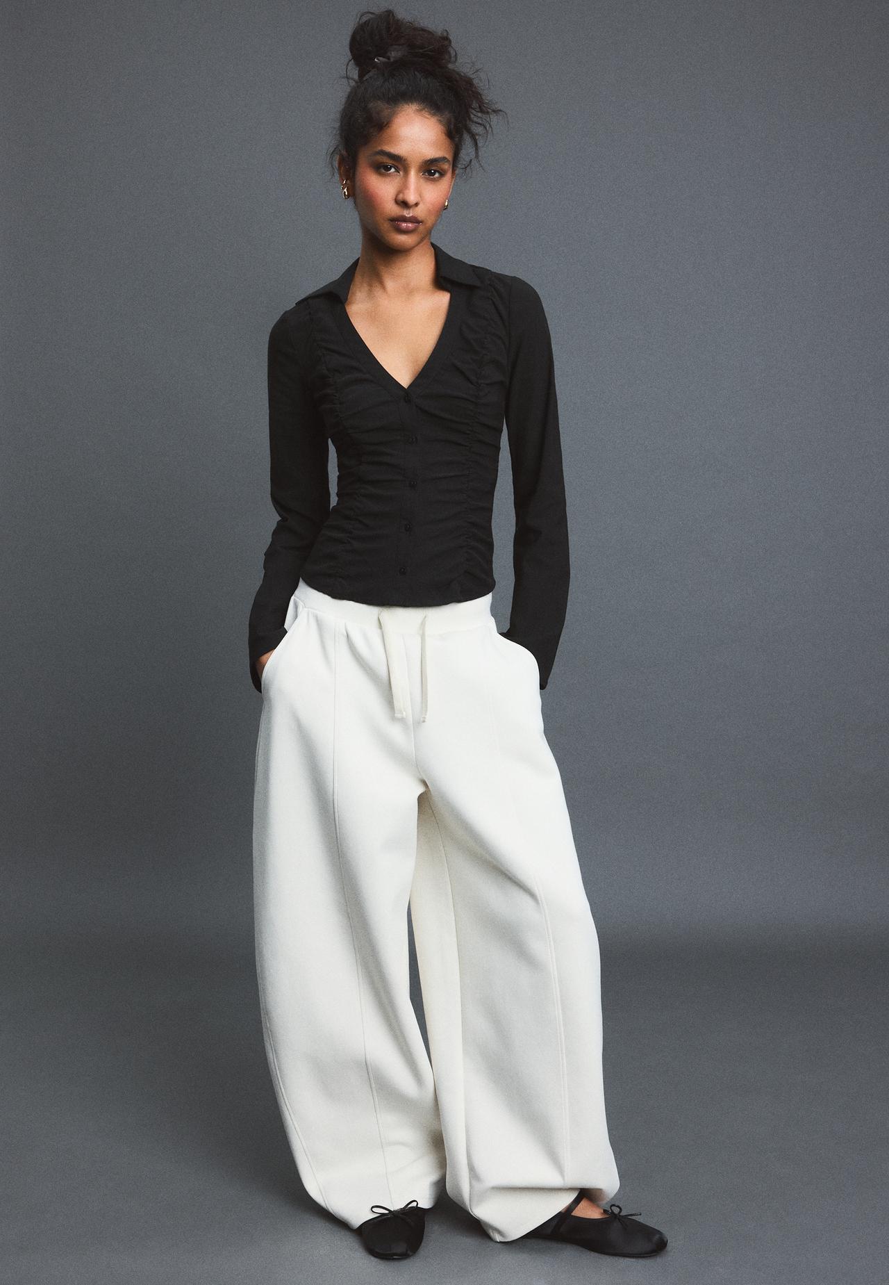 V-neck gathered shirt — Black