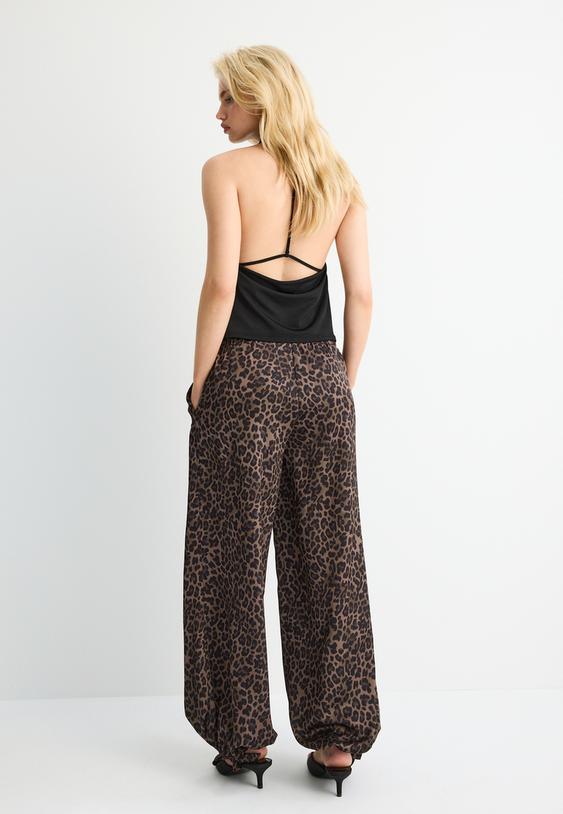 Stradivarius Pantalon Fluide Satiné Imprimé Beige Moyen M