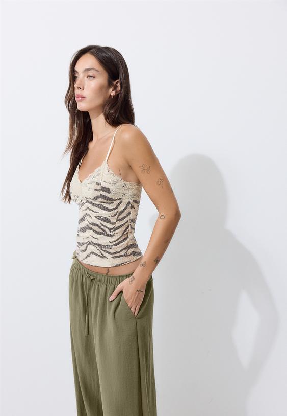 top slim a paillettes et motif animal