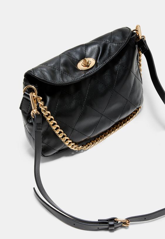 gesteppte-schultertasche-mit-kette