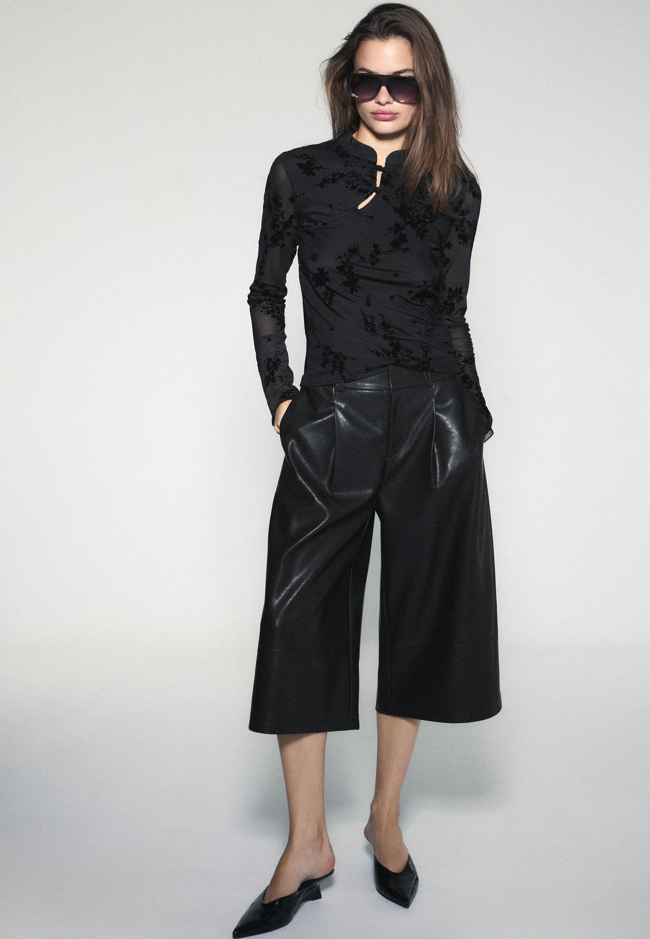 Flocked long sleeve T-shirt with toggles — Black