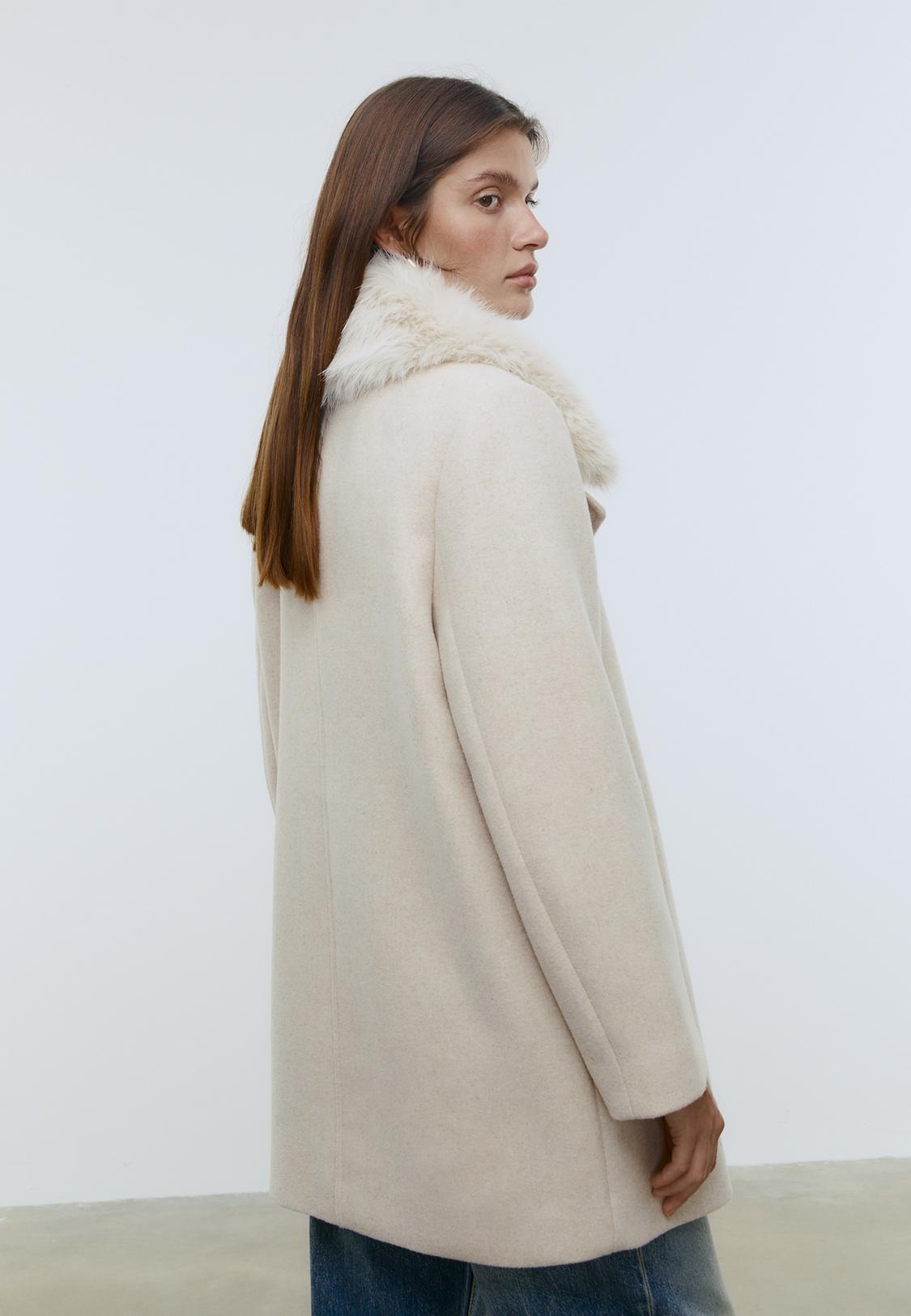 Coat with faux fur collar with felt texture