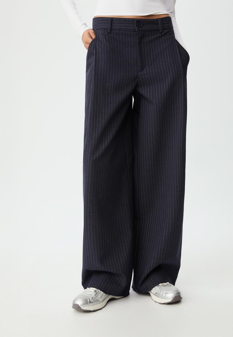 pantalone elegante a righe con pinces