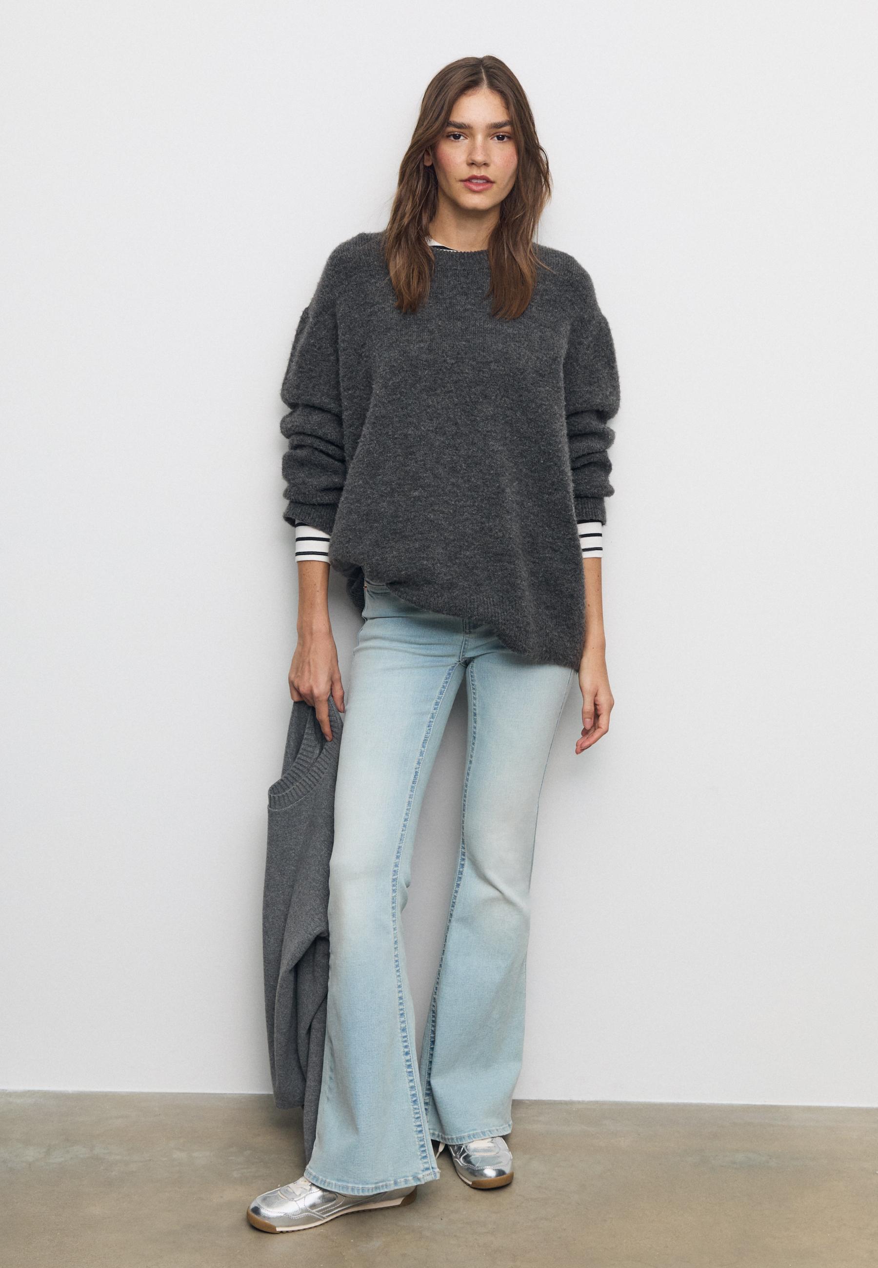 D04 Jeans flare low waist | Stradivarius España