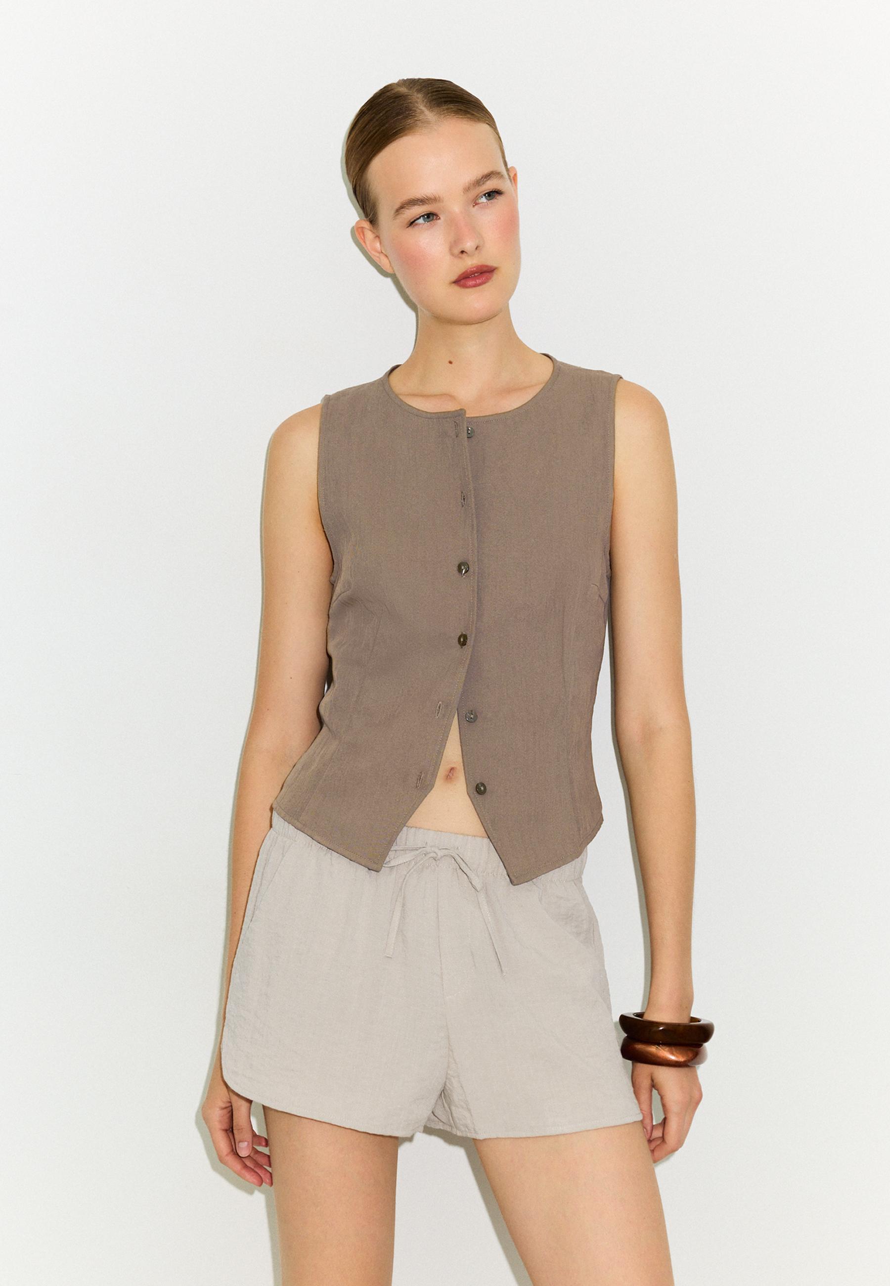 Regular buttoned waistcoat — Pale camel