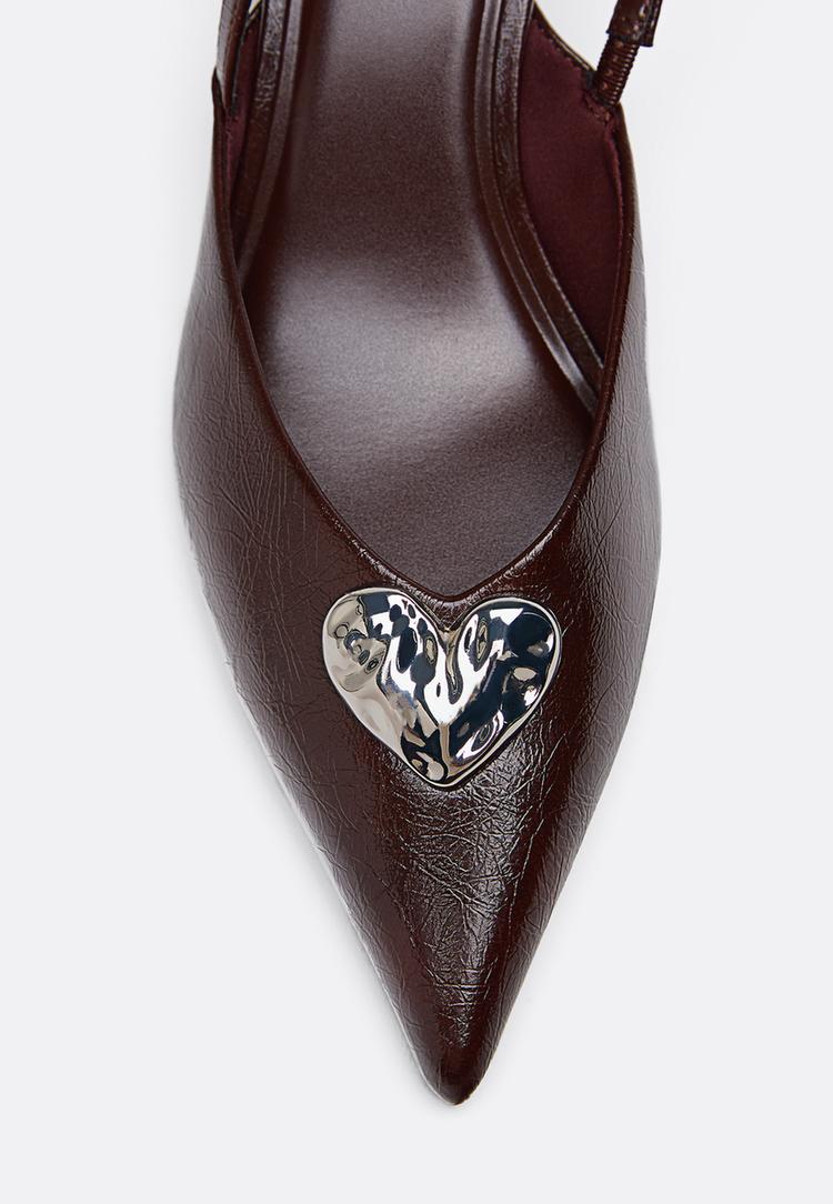zapato tacon detalle metalico