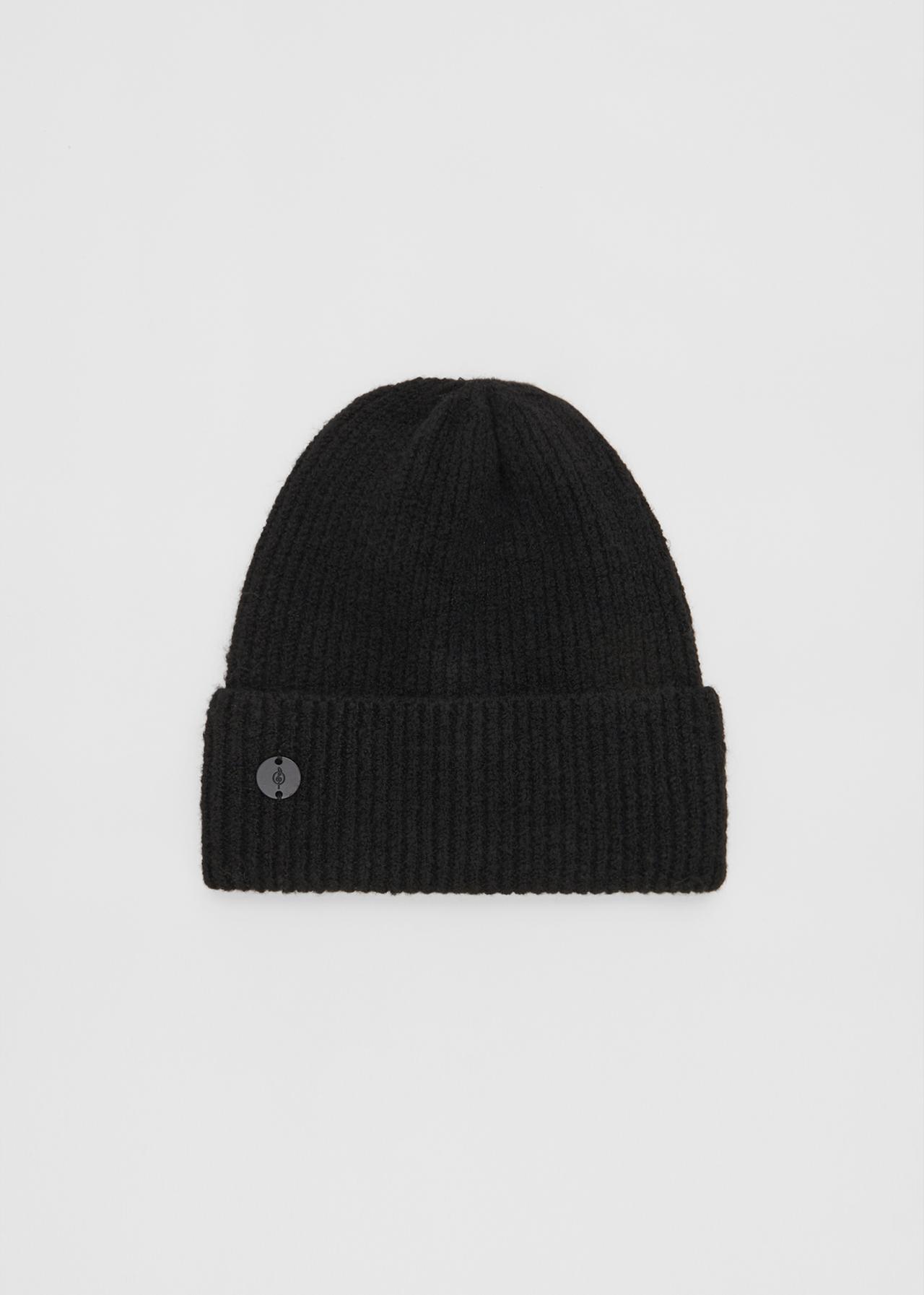 Basic beanie with metal tab — Black