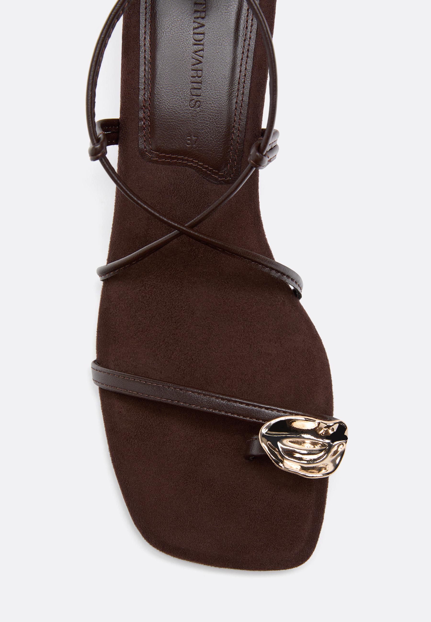 Heeled sandals with metallic detail — BROWN