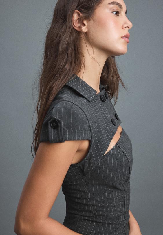 kurzes-sartorialkleid-mit-knopfen