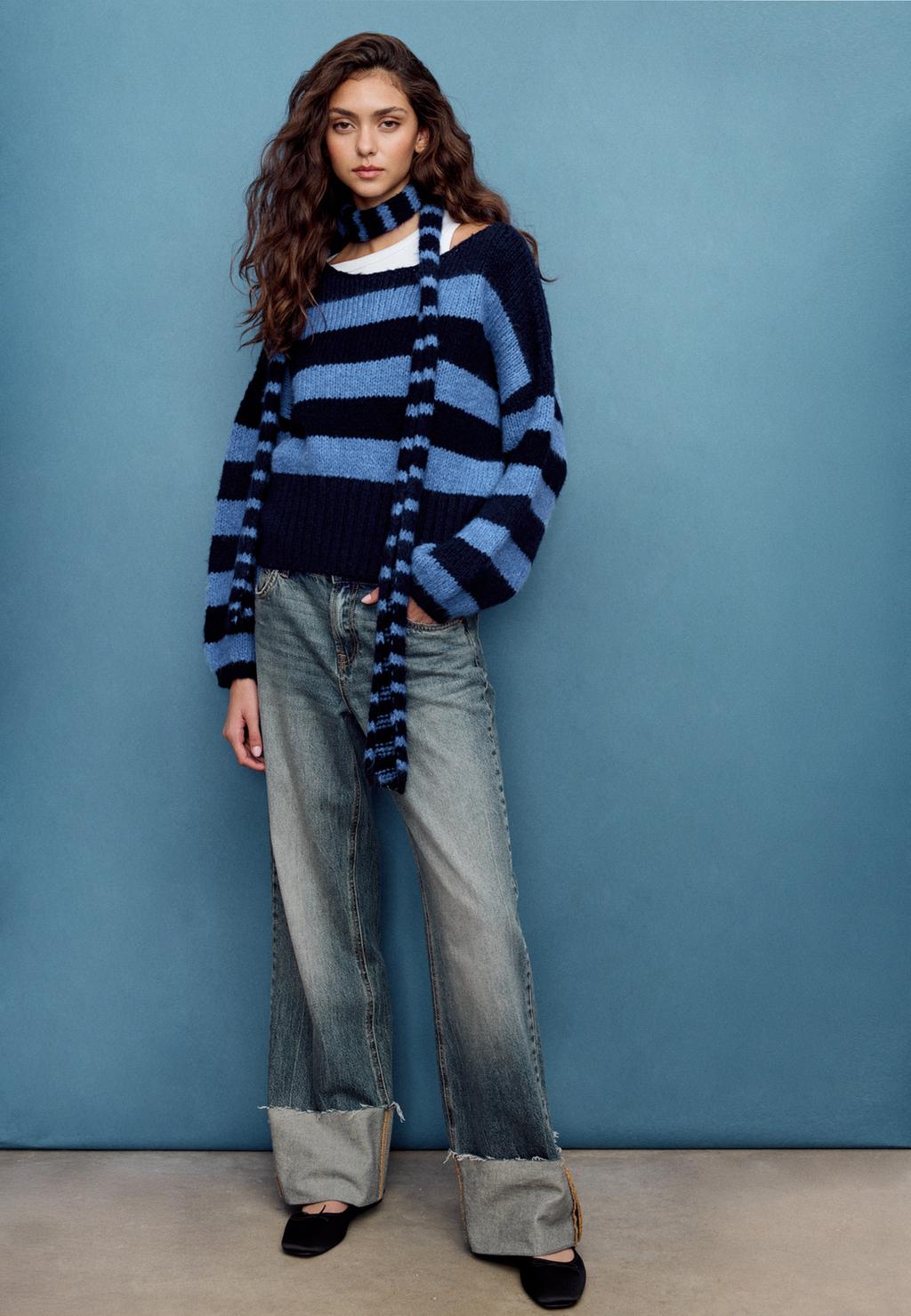 Maglia a righe con scollo a barchetta e sciarpa