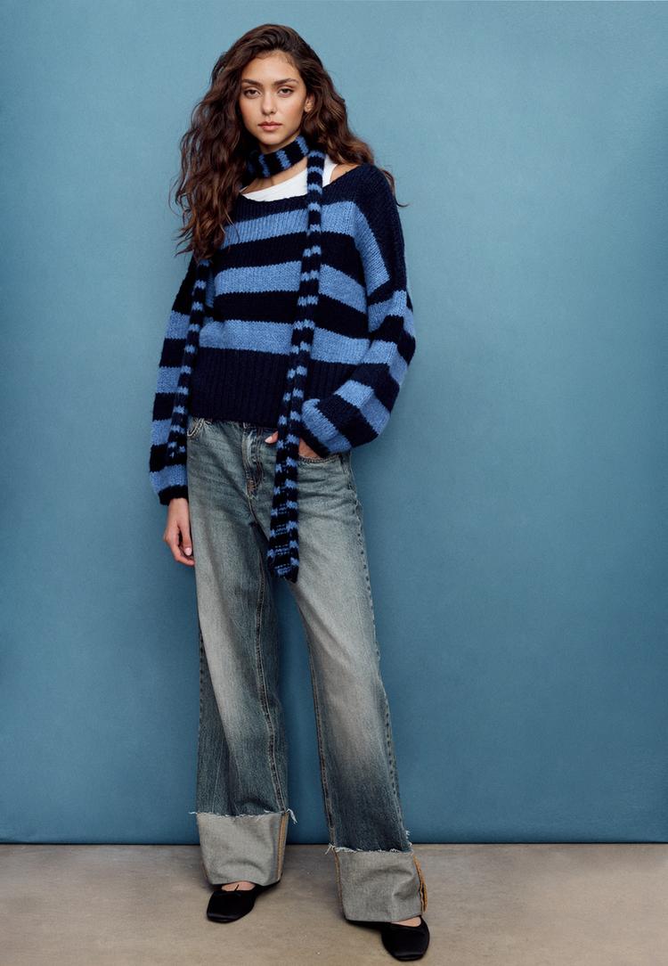 cizgili genis yaka fularlı triko kazak