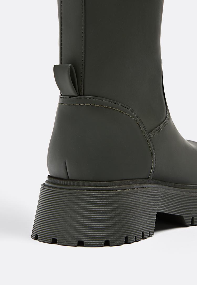botas planas efecto goma