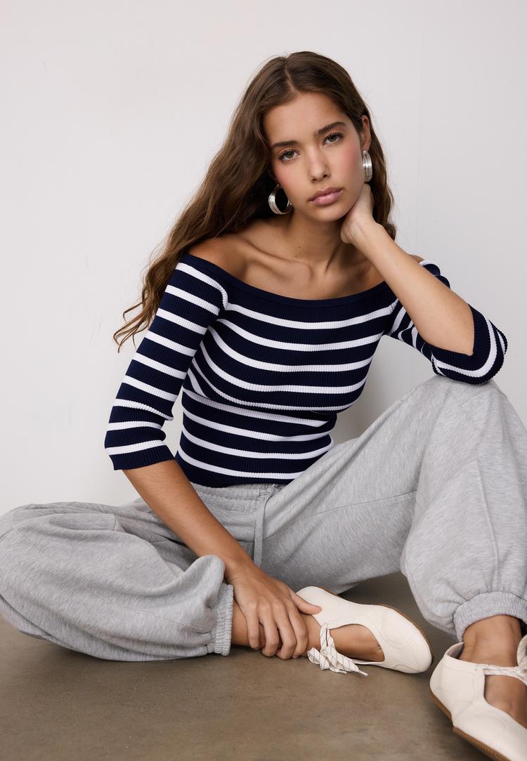 Stradivarius Πλεκτό Πουλόβερ Ριγέ Σε Εφαρμοστή Γραμμή Σκούρο Μπλε L