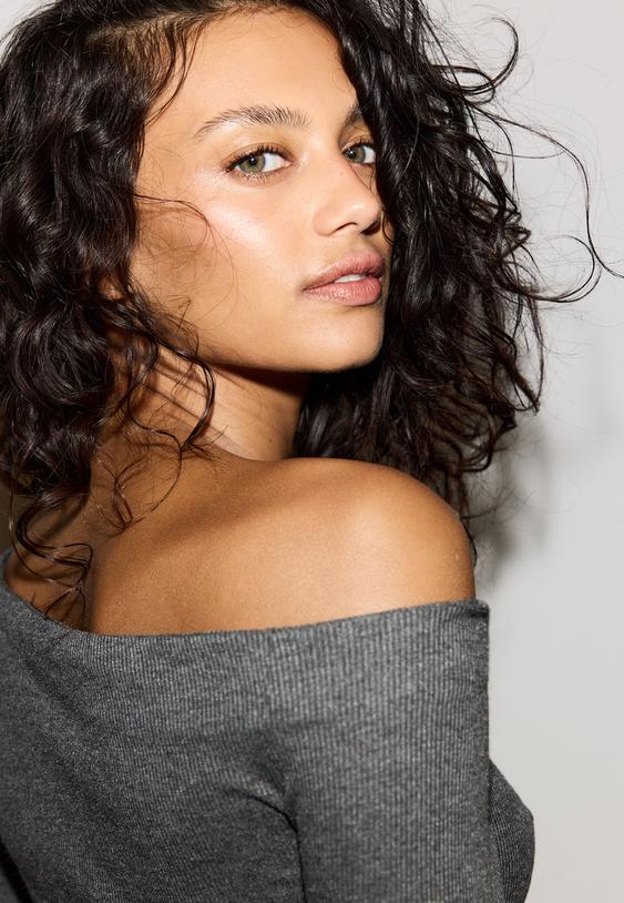 camiseta asimetrica frunce